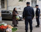A kendős néni ártatlannak tűnt, de az almái mögött sötét családi titok lapult