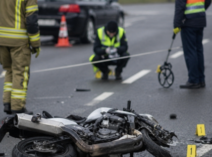 Meghalt egy 20 éves motoros a 6511-es úton, utasa életveszélyes sérülésekkel került kórházba