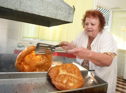 Ennél a balatoni lángososnál ezt a kiírást tették ki, a turisták fele majdnem padlót fogott!