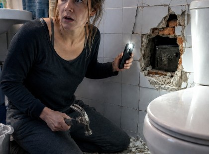 Évekig élt a férjével ugyanabban a lakásban, de fogalma sem volt, mit rejt a vécé mögötti csempe