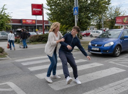 Óriási balhé a Penny előtt: Őrjöngve kiugrott a piros Mazdából a nő és nekiesett a fiatal srácnak. Börtönbe is kerülhet a dühöngő asszony.