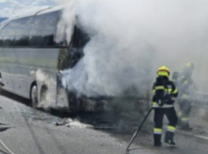 27 magyar fiatalt szállító busz lobbant lángra Ausztriában. ⬇️