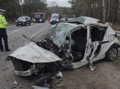 Halálos baleset! 200-zal száguldott két luxusautó, eléjük kanyarodott a nagymama, ketten meghaltak, a néni ellen emeltek vádat