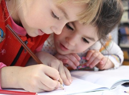 Bekeményítenek az iskolák: haspólóban és trikóban már nem mehetnek be a gyerekek