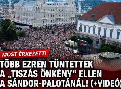 Ezrek gyűltek össze a Sándor-palotánál a „tiszás önkény” miatt