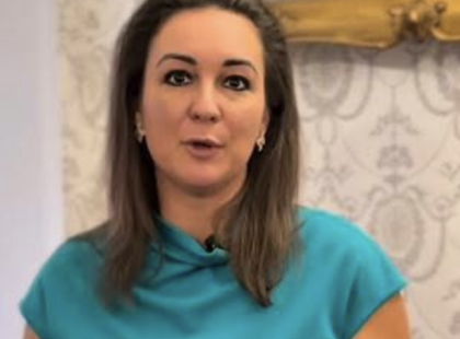 Végre kiderült, milyen jóképű férje van a Kincsvadászok ismert kereskedőjének, Katona Szandrának – közös fotón mutatták meg magukat