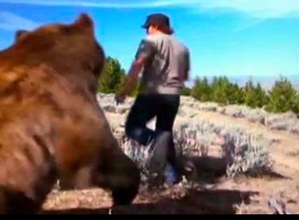 A férfi megmentette a kis grizzly medve életét - nézd hogyan köszöni ezt meg neki 6 év múlva