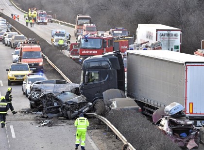 Óriási baleset az autópályán! Közel 8 km-es a torlódás.....,40perc az átjutási idő. Cikk a hozzászólásoknál >>>