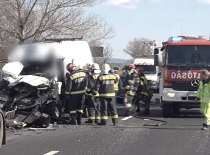 ? Hatalmas baleset történt az autópályán: közel 15 kilométeres a torlódás, több órás a várakozási idő!Cikk a hozzászólásoknál >>>