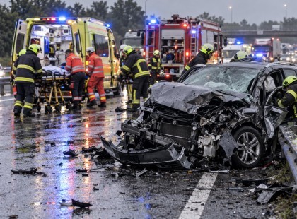 óriási tragédia : egy ember meghalt, 33 sérüléses baleset történt