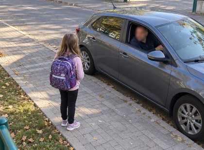 Autójába hívta a kislányt egy idegen férfi Bicskén – a gyerek sírva menekült az iskolába, a szülők feljelentést tettek
