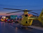 Frontálisan ütközött két autó: több tűzoltóegység és mentőhelikopter érkezett a helyszínre