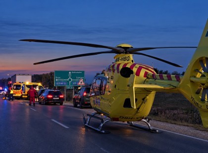 Frontálisan ütközött két autó: több tűzoltóegység és mentőhelikopter érkezett a helyszínre