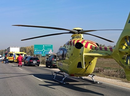 Frontálisan ütközött két autó: több tűzoltóegység és mentőhelikopter érkezett a helyszínre