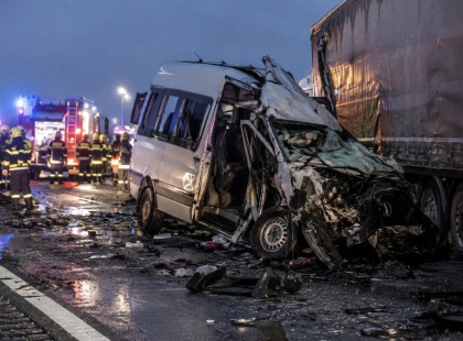 Kilenc halálos áldozata van az M1-es tragédiának – meghalt a kisbusz 47 éves sofőrje is