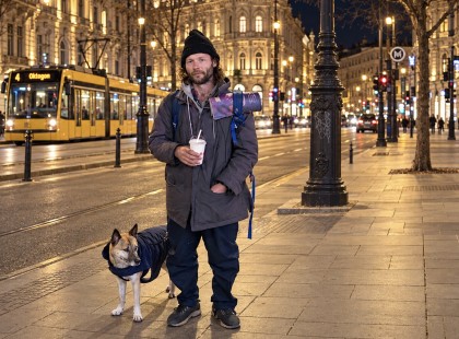Ma beöltöztem hajléktalannak, és kéregettem ételre, gyógyszerre stb.. ENNYI pénz gyűlt össze a nap végére Pesten, lehidalsz