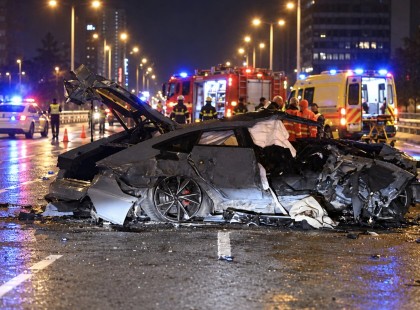Milliomos csemete 2 embert 160-al küldött a halálba a 40 milliós kocsijával.A magyarázatán a sokat látott Rendőrök is csak néztek